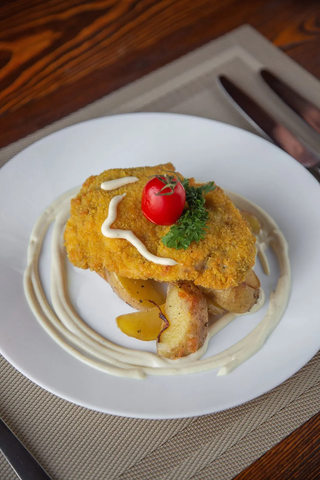 Шницель из куриного филе с медово-горчичным соусом и запеченным картофелем или пюре
